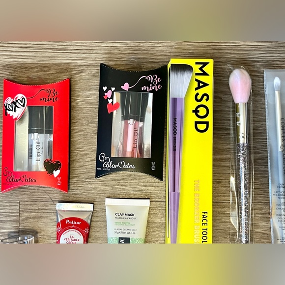 Lot of Brand New Assorted Skin Care, Makeup, & Tools - Picture 3 of 5